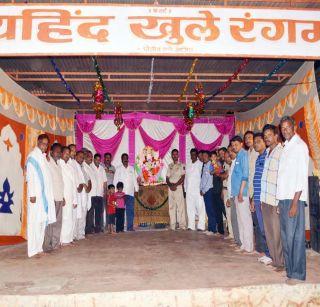 Hindu-Muslim brothers in the morning and in the evening Ganapati Aarti | हिंदू- मुस्लीम बांधवाची सकाळी ईद आणि संध्याकाळी गणपती आरती