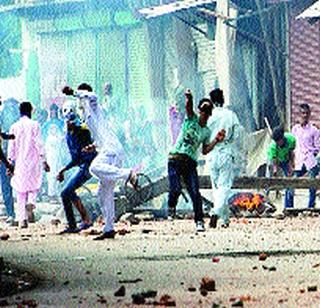 Curfew, stone pelting on the day of Eid | ईदच्या दिवशी संचारबंदी, दगडफेक Curfew, stone pelting on the day of Eid | ईदच्या दिवशी संचारबंदी, दगडफेक