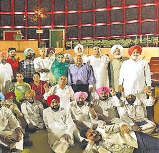 MLAs sleeping in the assembly overnight | विधानसभेत झोपले आमदार रात्रभर MLAs sleeping in the assembly overnight | विधानसभेत झोपले आमदार रात्रभर