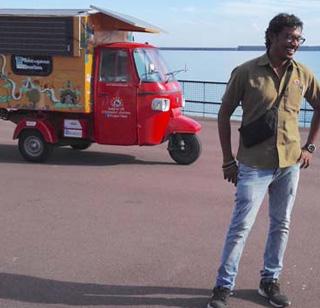 Indian engineer rickshaw arrives with an autorickshaw | भारतीय वंशाचा इंजिनीयर रिक्षा घेऊन पोहोचला इंग्लंडला Indian engineer rickshaw arrives with an autorickshaw | भारतीय वंशाचा इंजिनीयर रिक्षा घेऊन पोहोचला इंग्लंडला