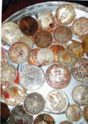 Moncler coins | मोगलकालीन नाण्यांवर चोरट्याचा डल्ला