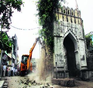 The beaten part of the Xavier falls down | अगरवेसचा शिकस्त भाग जमीनदोस्त The beaten part of the Xavier falls down | अगरवेसचा शिकस्त भाग जमीनदोस्त