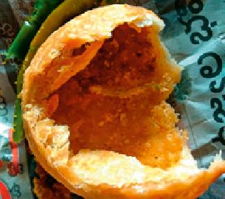 'Raghuveer''s larvae! | ‘रघुवीर’च्या कचोरीत अळ्या !