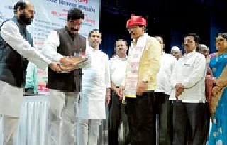 Vijay Bhurer honored in the award | विजय भुरे पुरस्काराने सन्मानित