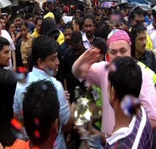 Randhir and Rishi kapoor assaulted journalist during immersion | विसर्जनादरम्यान रणधीर आणि ऋषी कपूर यांची पत्रकाराला मारहाण Randhir and Rishi kapoor assaulted journalist during immersion | विसर्जनादरम्यान रणधीर आणि ऋषी कपूर यांची पत्रकाराला मारहाण