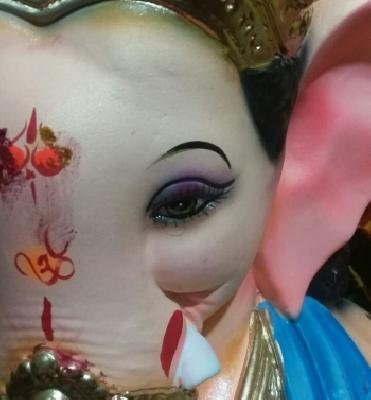 Tears of Lord Ganesha appearing to the devotees | भक्तांना दिसला अश्रू ढाळणारा गणपती