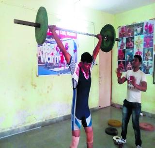 Students' weight lifting exercises! | विद्यार्थ्यांंच्या ‘वेट लिफ्टिंग’ कसरती!