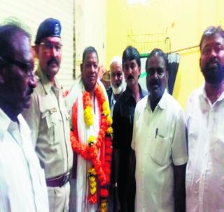 Welcome to Ganesh devotees by the Muslim brothers near Dagriti | दग्र्याजवळ मुस्लीम बांधवांकडून गणेश भक्तांचे स्वागत Welcome to Ganesh devotees by the Muslim brothers near Dagriti | दग्र्याजवळ मुस्लीम बांधवांकडून गणेश भक्तांचे स्वागत