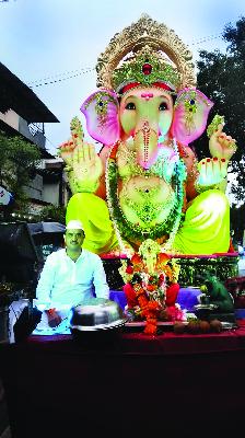 Saints listen to the parents! | बाप्पाने ऐकले भक्तांचे गाऱ्हाणे!