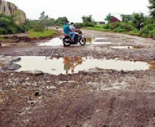 Road accident of the flyover is inappropriate | उड्डाणपुलाचा वळणरस्ता वाहतुकीस अयोग्य Road accident of the flyover is inappropriate | उड्डाणपुलाचा वळणरस्ता वाहतुकीस अयोग्य