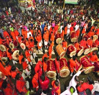 Procession of drum-cards in procession | मिरवणुकीत ढोल-ताशांना पसंती Procession of drum-cards in procession | मिरवणुकीत ढोल-ताशांना पसंती