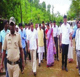 Hailing the Guardian Minister for the Consolation | सांत्वनासाठी गेलेल्या पालकमंत्र्यांचा पाणउतारा