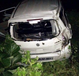 Two cars hit face to face, three were killed on the spot | दोन कारची समोरासमोर धडक, तीन जण जागीच ठार Two cars hit face to face, three were killed on the spot | दोन कारची समोरासमोर धडक, तीन जण जागीच ठार