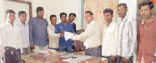 Take action on the sarpanch and the secretariat | सरपंच व सचिवावर कारवाई करा Take action on the sarpanch and the secretariat | सरपंच व सचिवावर कारवाई करा