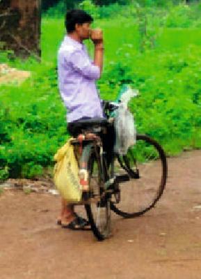 Clean the dirt along the roadside | रस्त्याच्या कडेला असलेली घाण करतो स्वच्छ Clean the dirt along the roadside | रस्त्याच्या कडेला असलेली घाण करतो स्वच्छ