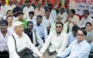 For the execution of atrocity | अॅट्रोसिटीच्या अंमलबजावणीसाठी धरणे For the execution of atrocity | अॅट्रोसिटीच्या अंमलबजावणीसाठी धरणे