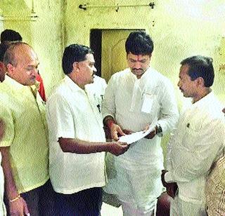 The comfort of 'those' families made by Dhananjay Mundane | धनंजय मुंडेंनी केले ‘त्या’ कुटुंबीयांचे सांत्वन The comfort of 'those' families made by Dhananjay Mundane | धनंजय मुंडेंनी केले ‘त्या’ कुटुंबीयांचे सांत्वन