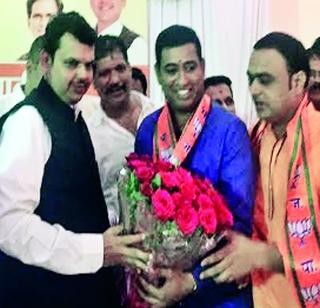 Shivsena office bearers in BJP | शिवसेना पदाधिकारी भाजपामध्ये दाखल Shivsena office bearers in BJP | शिवसेना पदाधिकारी भाजपामध्ये दाखल