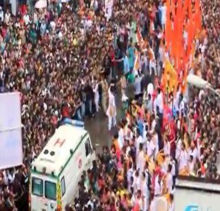 Video-Punekar also gave a social awareness to the ambulance and the road to the ambulance | व्हिडीओ-पुणेकरांनी उत्साहातही जपले सामाजिक भान,रुग्णवाहिकेला दिला रस्ता Video-Punekar also gave a social awareness to the ambulance and the road to the ambulance | व्हिडीओ-पुणेकरांनी उत्साहातही जपले सामाजिक भान,रुग्णवाहिकेला दिला रस्ता