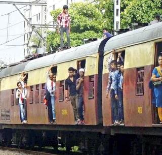 Harbor rail jam when the Rola collapsed | रुळाला तडा गेल्याने हार्बर रेल्वे ठप्प Harbor rail jam when the Rola collapsed | रुळाला तडा गेल्याने हार्बर रेल्वे ठप्प