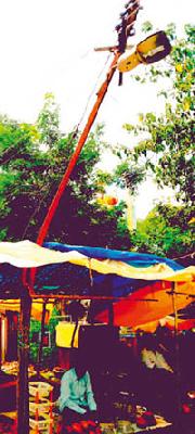 On the way to collapsing lightning pillars | वाकलेले वीज खांब कोसळण्याच्या मार्गावर