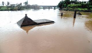 Eight Bunds Under Water | आठ बंधारे पाण्याखाली Eight Bunds Under Water | आठ बंधारे पाण्याखाली