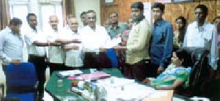 Suspain the Gramsevak | ‘त्या’ ग्रामसेवकाला निलंबित करा