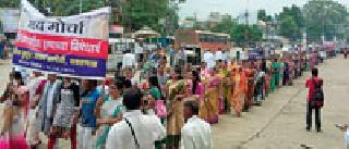 Screaming for police protection | पोलीस कुटुंबीयांचा सुरक्षेसाठी आक्रोश Screaming for police protection | पोलीस कुटुंबीयांचा सुरक्षेसाठी आक्रोश