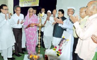 Government policies evict old industry | शासनाच्या धोरणात जुने उद्योग बेदखल Government policies evict old industry | शासनाच्या धोरणात जुने उद्योग बेदखल