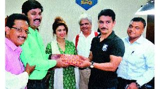 Officials of the film corporation took the custody of the Director General of Police | चित्रपट महामंडळ पदाधिकार्यांनी घेतली पोलीस महासंचालकांची भेट Officials of the film corporation took the custody of the Director General of Police | चित्रपट महामंडळ पदाधिकार्यांनी घेतली पोलीस महासंचालकांची भेट