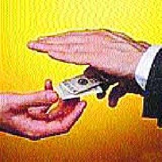 Manmad police personnel arrested while taking a bribe | मनमाडच्या पोलीस कर्मचाऱ्यास लाच घेताना अटक