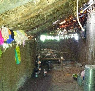 The situation of malnutrition is very real in the family situation | कुपोषणबळी कुटुंबीयाच्या घरच्या परिस्थितीचे वास्तव भीषण The situation of malnutrition is very real in the family situation | कुपोषणबळी कुटुंबीयाच्या घरच्या परिस्थितीचे वास्तव भीषण