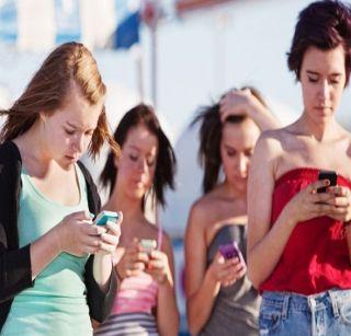 Women are more mobile than men | पुरूषांपेक्षा महिला जास्तवेळेस पाडतात मोबाइल