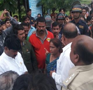 Suicide by taking possession of a contractual staff | संपकरी कर्मचाऱ्याची गळफास घेऊन आत्महत्त्या Suicide by taking possession of a contractual staff | संपकरी कर्मचाऱ्याची गळफास घेऊन आत्महत्त्या