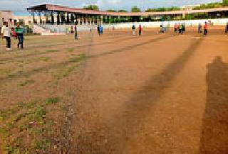 Be careful! Dangerous track track of District SC complex | सावधान ! जिल्हा क्र ीडा संकुलाचे ट्रॅक धोकादायक Be careful! Dangerous track track of District SC complex | सावधान ! जिल्हा क्र ीडा संकुलाचे ट्रॅक धोकादायक