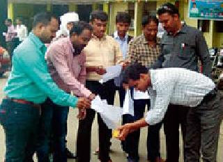 Holi is the government decision by angry teachers | संतप्त शिक्षकांकडून शासन निर्णयाची होळी