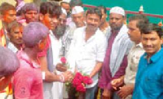 The symbol of Hindu-Muslim unity as a rose flower | गुलाब पुष्प ठरले हिंदू-मुस्लिम एकतेचे प्रतिक