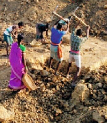 Eight lakh laborers, only five thousand at work | नोंद आठ लाख मजुरांची, कामावर केवळ पाच हजार