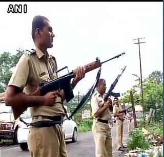 Armed suspects seen near Uran, High alert from Navy | उरणजवळ दिसले शस्त्रधारी संशयित, नौदलाकडून हाय अलर्ट Armed suspects seen near Uran, High alert from Navy | उरणजवळ दिसले शस्त्रधारी संशयित, नौदलाकडून हाय अलर्ट