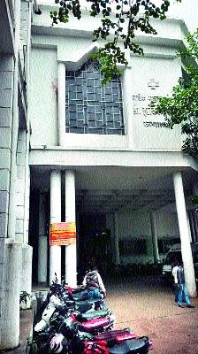 Zakir Hussain hospital premises | झाकीर हुसेन रुग्णालयात गलथान कारभाराचा कळस