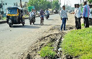 Death thump in the dead body | मृताच्या बोटातील अंगठ्या लंपास Death thump in the dead body | मृताच्या बोटातील अंगठ्या लंपास