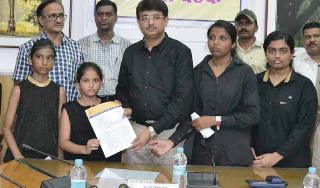 The request for the government of Jijau | जिजाऊंच्या लेकींचे शासनाला निवेदन