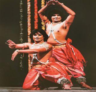 Twin Juggling | जुळी जुगलबंदी Twin Juggling | जुळी जुगलबंदी