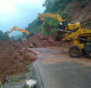 Mumbai-Goa highway jam due to collapsing | दरड कोसळल्याने मुंबई - गोवा महामार्ग ठप्प Mumbai-Goa highway jam due to collapsing | दरड कोसळल्याने मुंबई - गोवा महामार्ग ठप्प