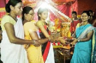 Beautiful sweet and decorated rangoli decorated with sweets | सखींनी सजविले आकर्षक मोदक व साकारल्या रांगोळ्या Beautiful sweet and decorated rangoli decorated with sweets | सखींनी सजविले आकर्षक मोदक व साकारल्या रांगोळ्या