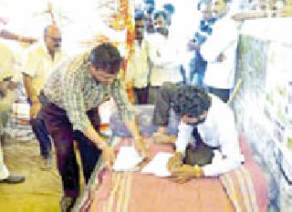 The head office was reached with the gate of the fasting room | नगराध्यक्षासह मुख्याधिकारी पोहोचले उपोषण मंडपात The head office was reached with the gate of the fasting room | नगराध्यक्षासह मुख्याधिकारी पोहोचले उपोषण मंडपात