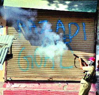 Curfew was imposed in Kashmir's Handawad | काश्मीरच्या हंदवाडात संचारबंदी लागू Curfew was imposed in Kashmir's Handawad | काश्मीरच्या हंदवाडात संचारबंदी लागू