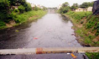 The contaminated water of the Nag river: | नाग नदीचे दूषित पाणी :