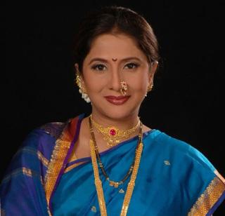 Actress Nivedita Saraf on her journey in train | अभिनेत्री निवेदिता सराफ रेल्वे प्रवासात उंदरांमुळे हैराण