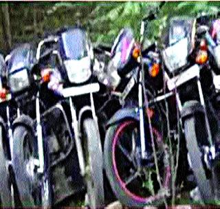 Seven bikes were seized from minor thieves | अल्पवयीन चोरट्यांकडून सात दुचाकी जप्त Seven bikes were seized from minor thieves | अल्पवयीन चोरट्यांकडून सात दुचाकी जप्त